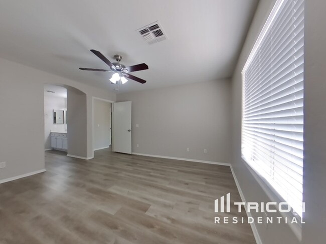 Building Photo - 13261 W Paradise Ln