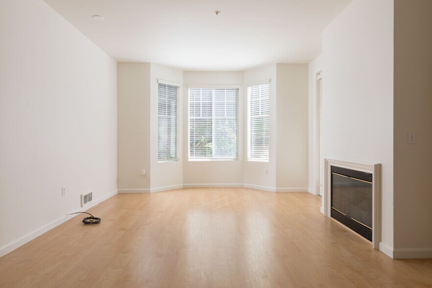 Living room - 240 Caldecott Ln