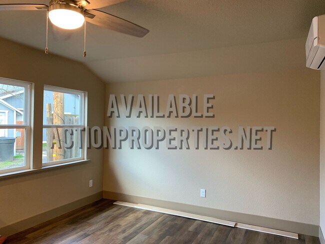Building Photo - Central Rosville Home- 1 Bed, 1 Bath House - Appliances Included