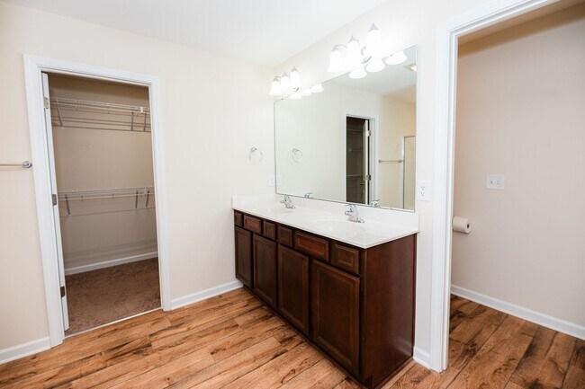 Building Photo - Spacious 5 Bedroom, 3 bath home in Greensboro with 2 car garage