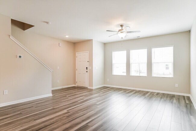 Building Photo - 561 Landing View Dr