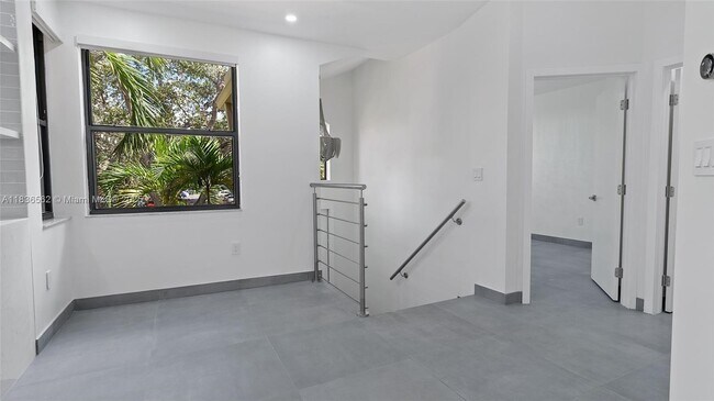 Building Photo - 15533 N Miami Lakeway
