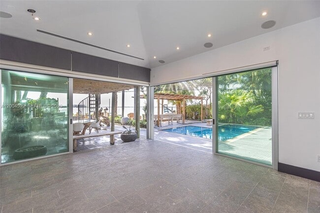 Building Photo - 2440 N Shore Terrace