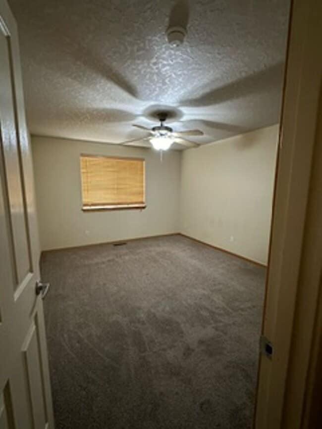 Building Photo - Bright & Spacious 3BR/2BA Home in SE Bend – Prime Location!