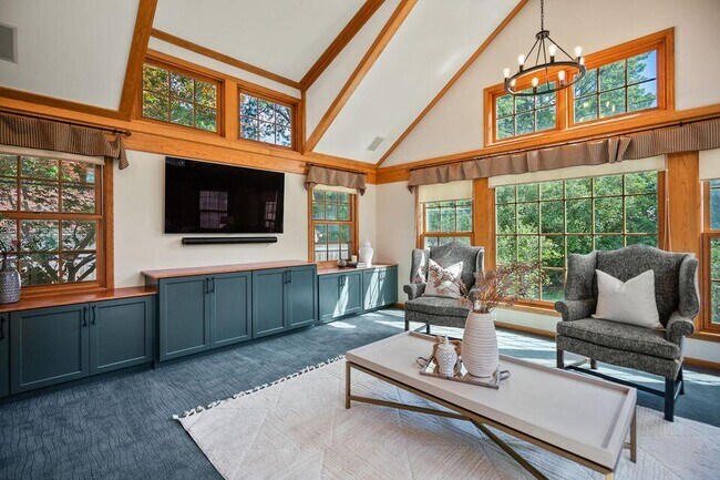 Building Photo - 5160 N Kent Ave