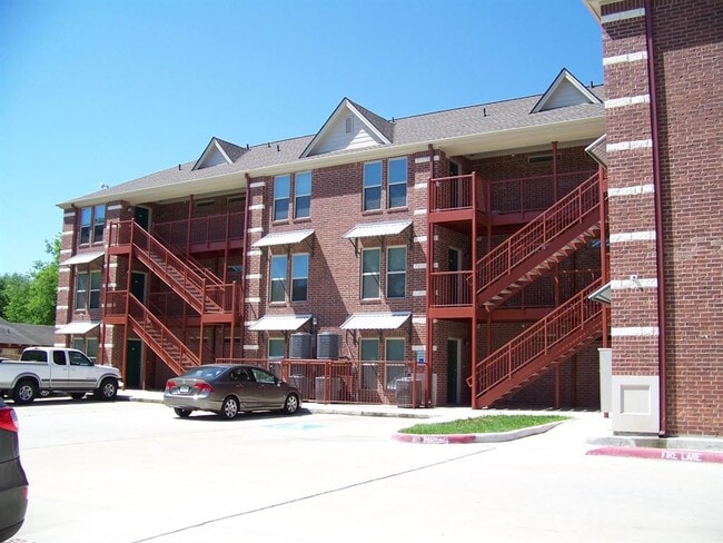 Building Photo - 300 Spruce St