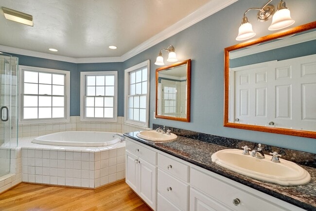 Building Photo - Stunning two-story spacious home on tranquil tree-lined street.