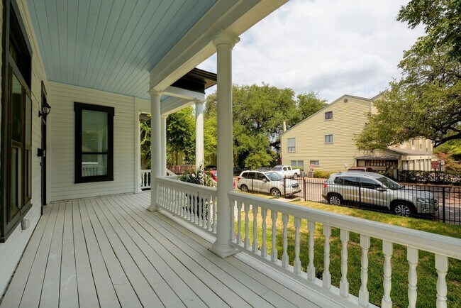 Building Photo - 7bed/4bath in West Campus