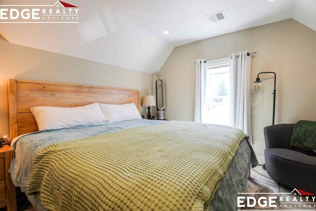 Building Photo - 131 Murdock St