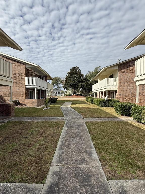 Building Photo - 409 Garden Dr