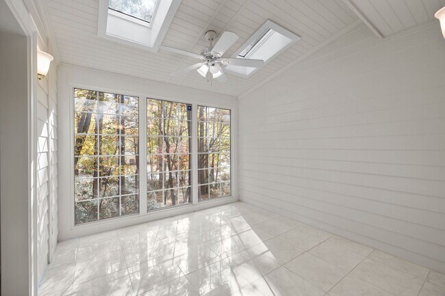 Building Photo - 9024 St Thomas Ln