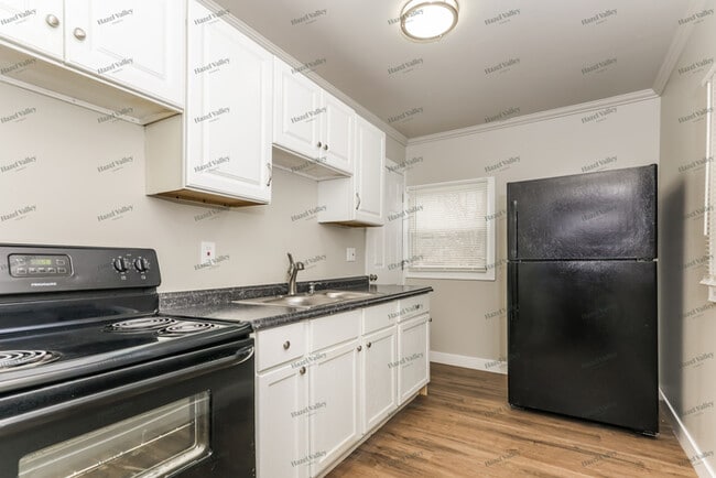 Building Photo - 869 S Maple Ave