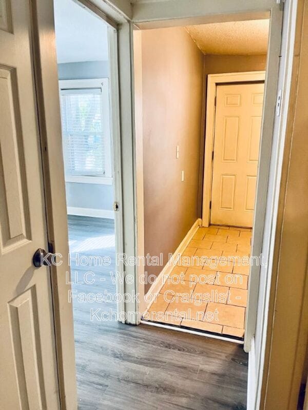 Building Photo - 1114 W 41st Terrace