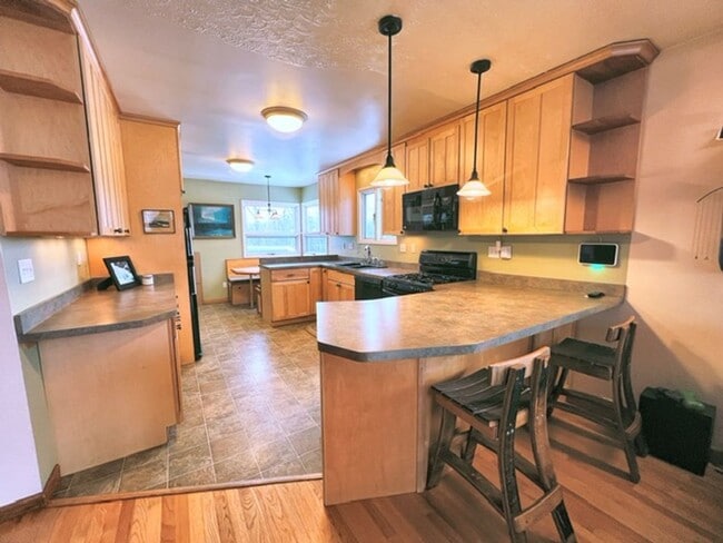Building Photo - Spacious Midtown Two Bedroom with Utilitie...
