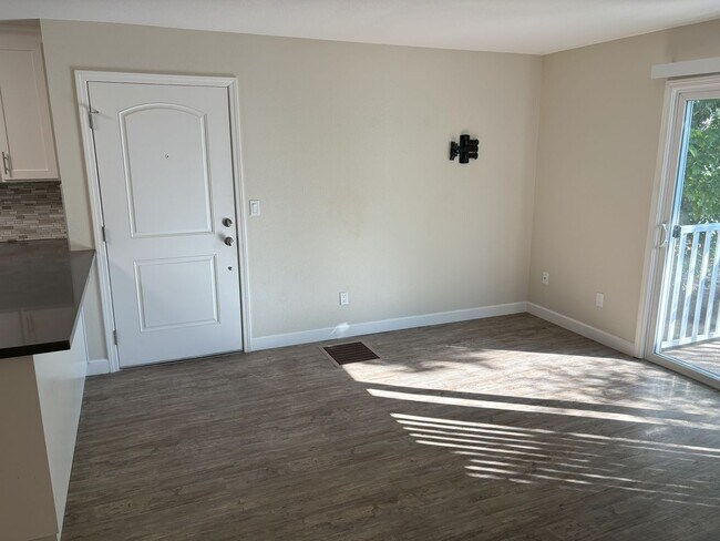 Building Photo - Beautiful 2Br/1Ba Condo by the Beach
