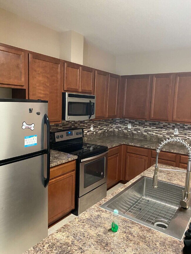 Building Photo - Beautiful 3-Bedroom Townhome in Desirable Oakleaf Plantation – Available Now!