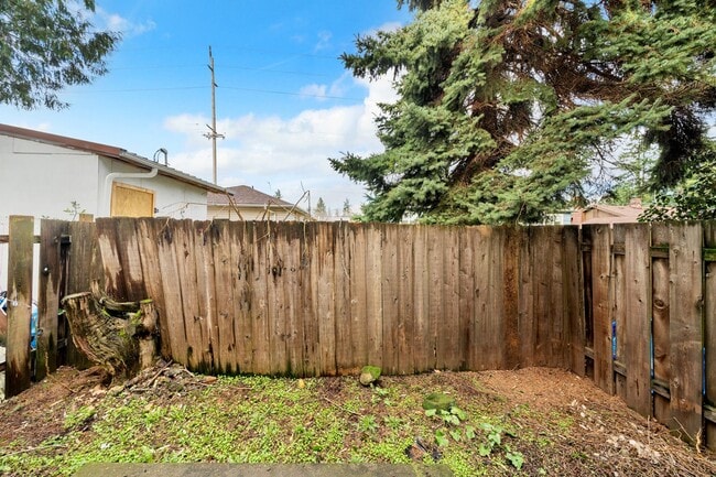 Building Photo - 99th Ave Tri-Plex-AT-4518