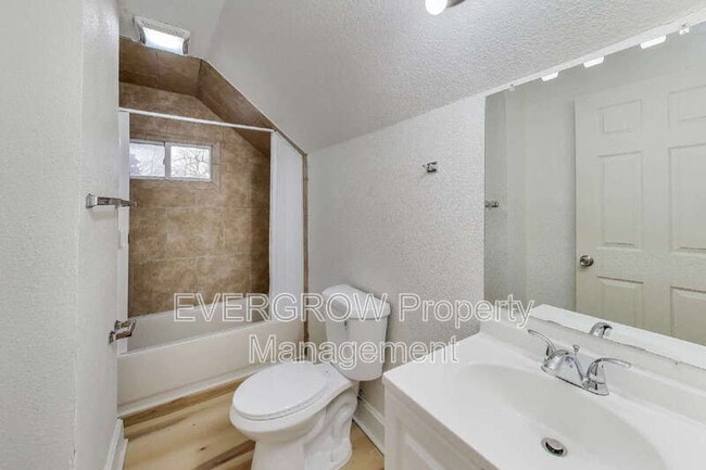 Building Photo - 413 N Oxford St