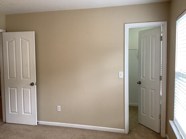 Building Photo - 11 Knoll Ridge Dr