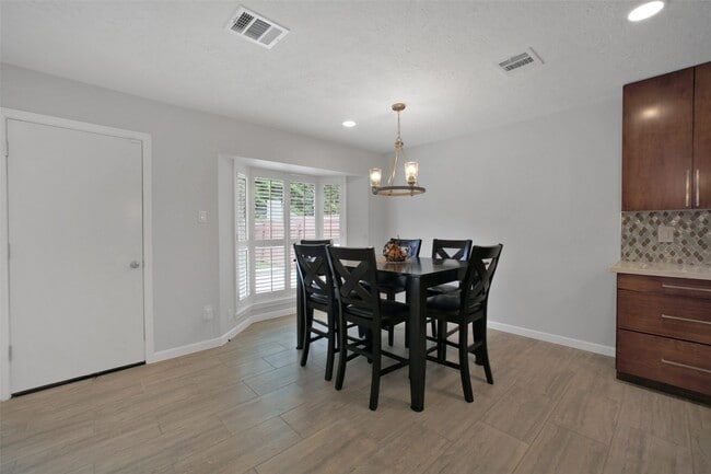 Building Photo - 15815 Baytree Dr