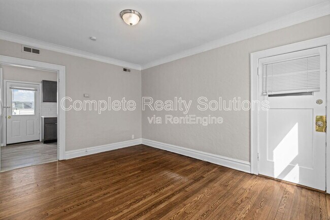 Building Photo - 4905 Winona Ave