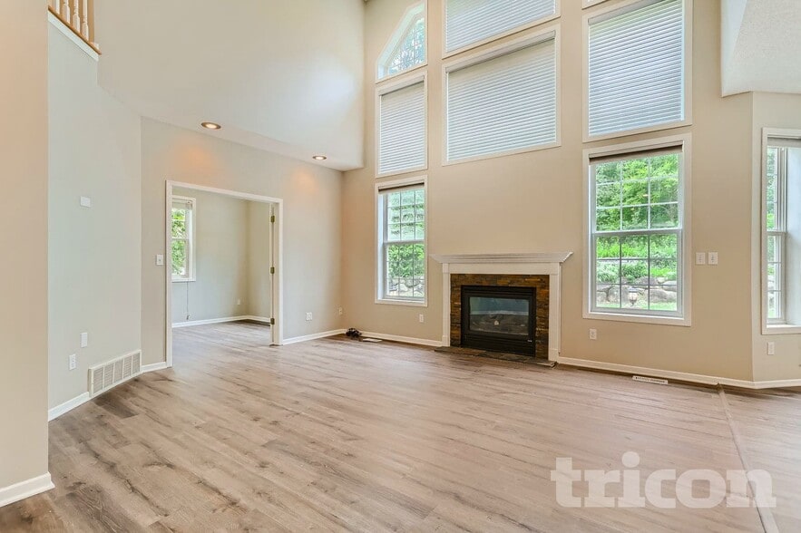 Building Photo - 15012 Viewcrest Ln