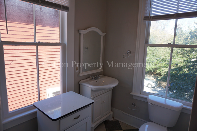 Building Photo - 2BR/1BA Stellar Apartment in Prime Locatio...