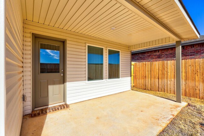 Building Photo - Newer Home For Rent  in Mustang Schools! 3...