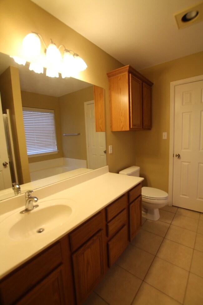 Building Photo - Lease Takeover Opportunity Available! 3 Bedroom Home in Flint!