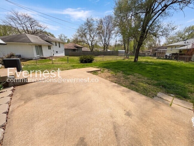 Building Photo - 3 Bed/1.5 Bath Home with Garage / Pet-Friendly / Coming Soon!