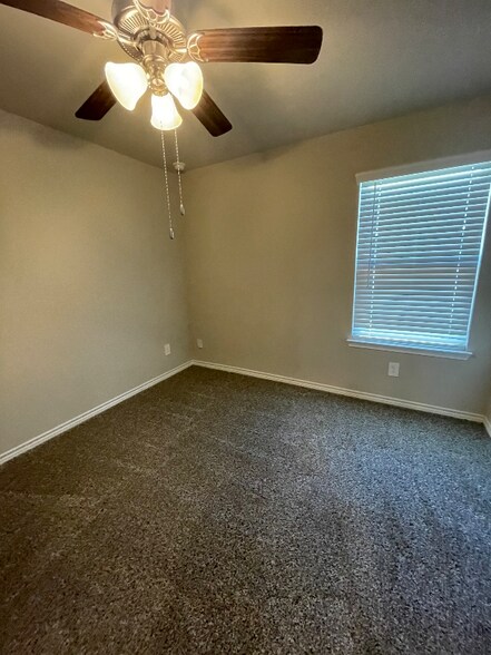 Building Photo - 1700 Robinson Dr