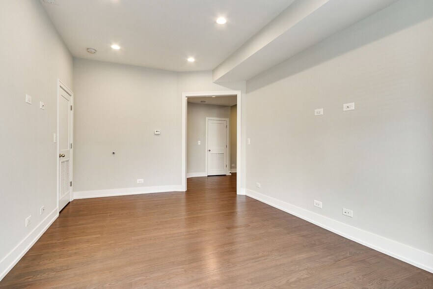 Building Photo - 847 W Lill Ave
