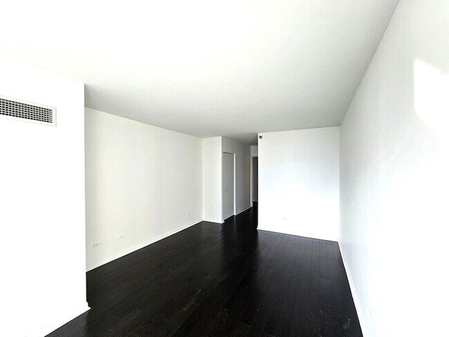 Building Photo - 512 N McClurg Ct