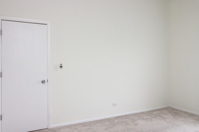 Building Photo - 1735 Chesapeake Ln