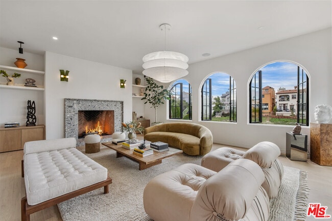 Building Photo - 5201 Vía Donte