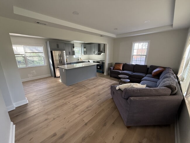 Building Photo - 2204 Redfern Rd