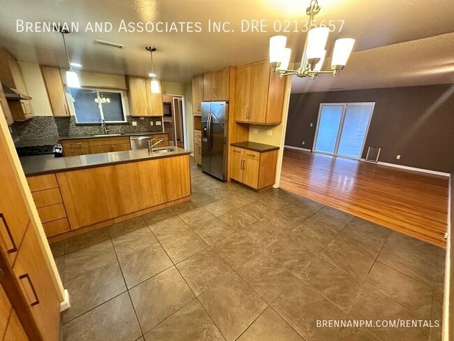 Building Photo - 975 Hemlock Ave
