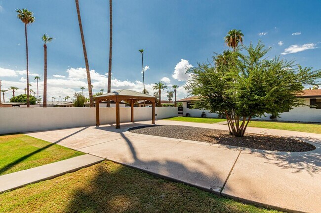 Building Photo - 6622 E Avalon Dr