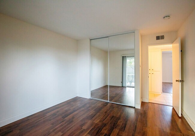 Building Photo - Beautiful 2 bedroom in 55+ Community