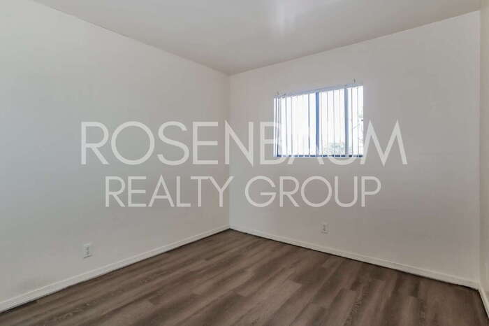 Building Photo - 455 W Kelso St