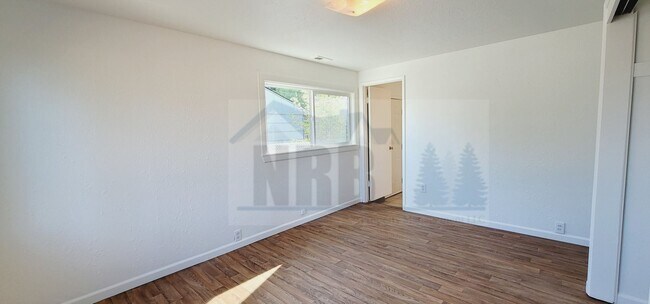 Building Photo - Absolutely Gorgeous 3 bd, 1 ba House locat...