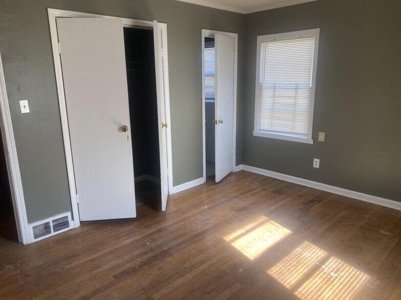 Building Photo - 3064 Cromwell Ave