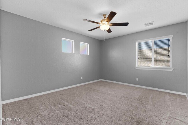 Building Photo - 212 S Manzanita Dr