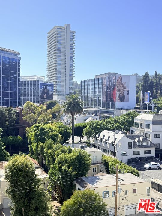 Building Photo - 999 N Doheny Dr