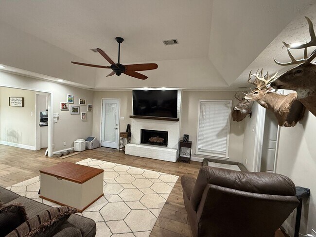 Building Photo - Home for Rent in Lake Forest in Millbrook