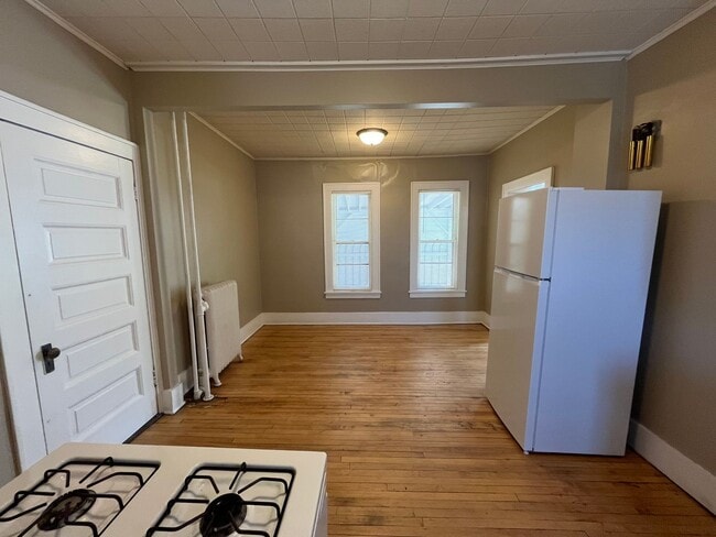 Building Photo - Large 3bd/1.5 bath Single Family Home Minu...