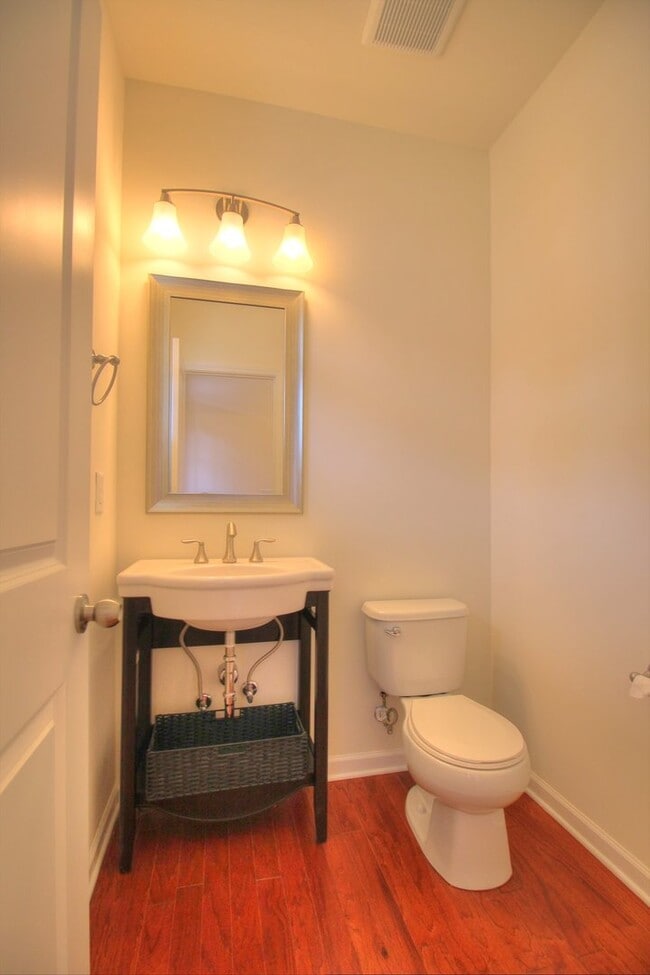 Building Photo - Gorgeous 3 Bedroom/ 2.5 Townhome with Garage!