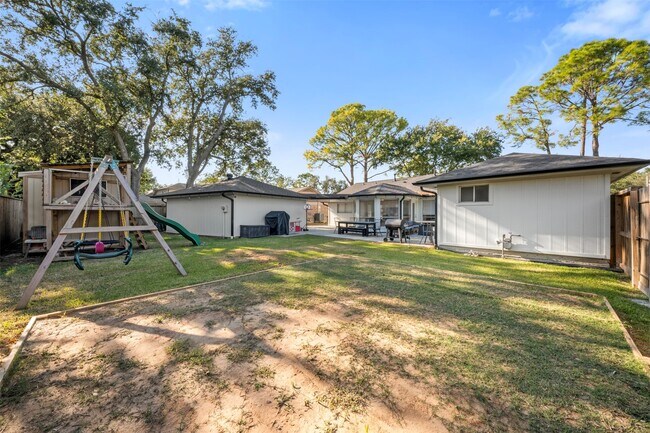 Building Photo - 1018 Trowbridge Dr