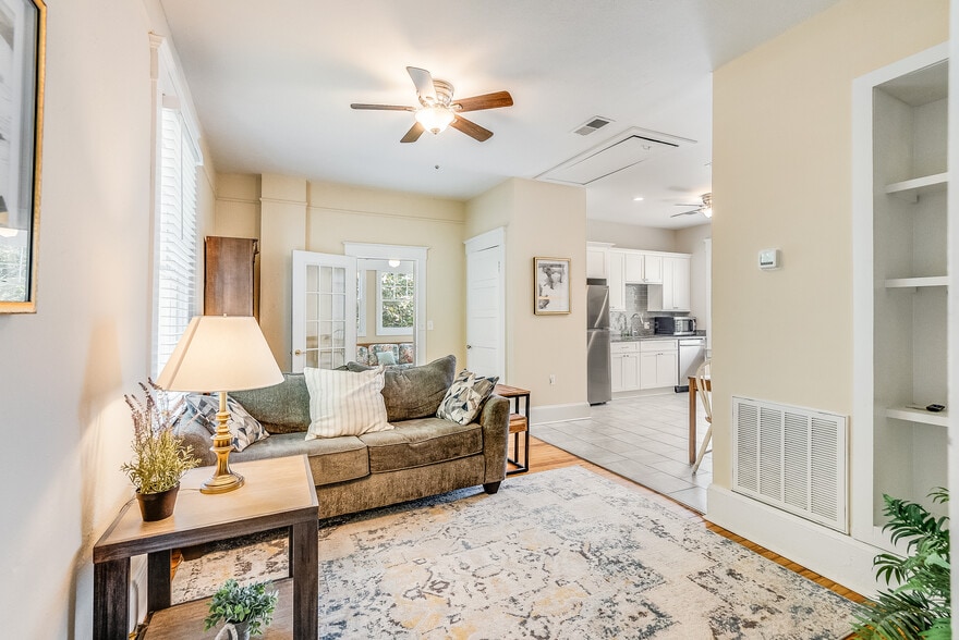 Building Photo - 602 E Victory Dr