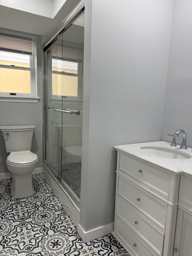 Building Photo - For Rent – 2 Bedroom, 1 Bathroom Apartment...